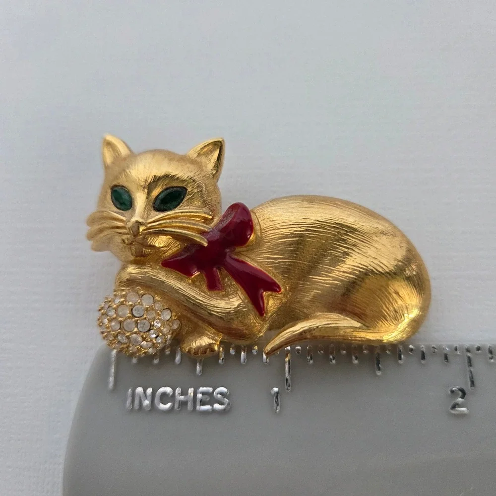 Napier Brooch Gold Cat Green Eyes Red Bow Rhinestone Ball Vintage Pin Signed
